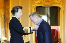 Ο Ντάνιελ Κρεγκ τιμήθηκε από τη βασιλική οικογένεια με τον ίδιο τίτλο που φέρει και ο Τζέιμς Μποντ - Χρίστηκε Ιππότης του Τάγματος των Αγίων Μιχαήλ και Γεωργίου.