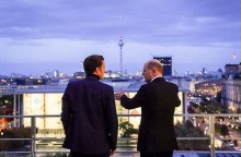 Η ενδυματική επιλογή του ζιβάγκο στους πολιτικούς: Τα πρόσφατα παραδείγματα του Εμανουέλ Μακρόν και του Μπρυνό Λε Μερ και τα μηνύματα για την ενεργειακή κρίση.