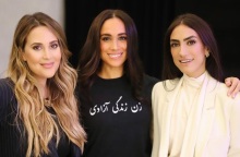 Η Μέγκαν Μαρκλ στηρίζει τις γυναίκες του Ιράν - Φόρεσε μπλούζα με το μότο «Γυναίκες. Ζωή. Ελευθερία», γραμμένο στη γλώσσα φαρσί.