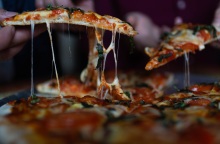 Πιτσαρία από τη Θεσσαλονίκη δημιούργησε τεράστια πίτσα ενός μέτρου και τα βίντεο γίνονται viral στα social media - Ζυγίζει επτά κιλά.