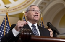 Ο πρόεδρος της επιτροπής Διεθνών Σχέσεων της αμερικανικής Γερουσίας, Ρόμπερτ Μενέντεζ, ζητά έρευνα για την απάνθρωπη μεταχείριση των 92 μεταναστών στον Έβρο.