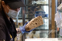 Mέτρα για τη συγκράτηση των τιμών στο ψωμί συζητούν υπουργείο Ανάπτυξης και οι εκπρόσωποι των αρτοποιών, καθώς καταγράφεται μεγάλη αύξηση λόγω εκτόξευσης των πρώτων υλών. 