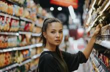 Κοπέλα ψωνίζει στο σουπερμαρκετ