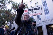  Στιβ Μπάνον: Ο πρώην στενός συνεργάτης του Ντόναλντ Τραμπ και επικεφαλής στρατηγικής του πρώην προέδρου των ΗΠΑ καταδικάστηκε σε τέσσερις μήνες φυλάκιση.