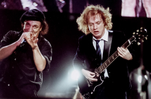 Ο τραγουδιστής των AC/DC, Brian Johnson, κυκλοφορεί την αυτοβιογραφία του «The Lives Of Brian» - Ο Χρήστος Κισατζεκιάν θυμάται την ιστορική συναυλία στο γήπεδο Wembley το 2000