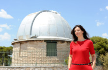 Η Αστροφυσικός στο Κέντρο Επισκεπτών Θησείου του Εθνικό Αστεροσκοπείο Αθηνών Φιόρη- Αναστασία Μεταλληνού μιλά για την παρατήρηση της μερικής έκλειψης Ηλίου που θα συμβεί την Τρίτη 25 Οκτωβρίου