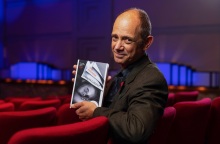 Το ελληνικό κοινό συναντά τον νικητή του βραβείου Booker 2021, Ντέιμον Γκάλγκουτ: Ο Νοτιοαφρικανός συγγραφέας θα βρεθεί σε Αθήνα - Θεσσαλονίκη στις 1 και 2/11.