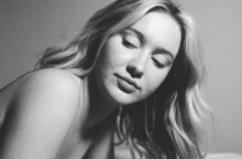 Ασπρόμαυρη φωτογραφία κοπέλας με ακμή