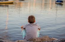 Παιδί κοιτά προς τη θάλασσα