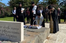 Ο αρχιεπίσκοπος Κρήτης Ευγένιος γονάτισε στον τάφο του Νίκου Καζαντζάκη, αποτίνοντας τιμή στον Κρητικό λογοτέχνη, στην επέτειο 65 χρόνων από τον θάνατό του.