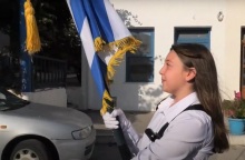 28η Οκτωβρίου στη Νάξο: Μαθήτρια δημοτικού παρέλασε μόνη στο χωριό Απόλλωνας, συνοδευόμενη από τον δάσκαλό της - Καταχειροκροτήθηκε από τους λιγοστούς κατοίκους. 