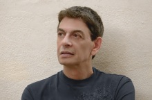 Ο τραγουδιστής και συνθέτης Μιχάλης Ρακιντζής απαντά σε 33 ερωτήσεις για την Αθήνα.