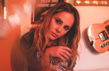 Η Cookie aka Νατάσα Μηνδρινού κυκλοφόρησε το νέο της τραγούδι «Maybe» από το δεύτερο άλμπουμ της και εξηγεί την ιστορία της δημιουργίας του