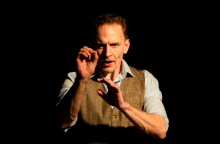 Gene Gillette: Οι πρώτες φωτογραφίες με τον ηθοποιό να ερμηνεύει τον Αντονέν Αρτώ στο Υπόγειο του Θεάτρου Τέχνης