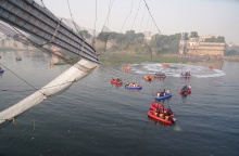 Διασώστες στο ποτάμι όπου κατέρρευσε η κρεμαστή γέφυρα