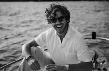 O Jack Savoretti μιλάει στην ATHENS VOICE, πριν τις συναυλίες του σε Αθήνα και Θεσσαλονίκη, για τη μεγάλη επιτυχία του άλμπουμ «Europiana», τη μουσική και τη ζωή του. 