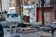 Σπασμένα έπιπλα και σκουπίδια στον δρόμο μετά την εκκένωση της κατάληψης Ντουγρού στη Λάρισα