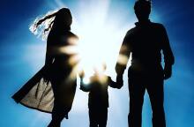 Γονείς κρατούν από το χέρι το παιδί τους