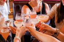 Κορίτσια που τσουγκρίζουν κοκτέιλ