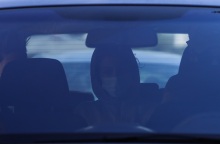 Κολωνός: Λύνει τη σιωπή της η μητέρα της 12χρονης - Συνεχίζει να αρνείται όλες τις κατηγορίες που της αποδίδονται: Τι λέει μέσα από τη φυλακή.