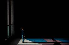 Παιδί σε δωμάτιο όπου μπαίνει φως από το παράθυρο