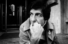 Η ποίηση του Leonard Cohen, η διπλή του φύση και οι μεγάλες επιρροές του μέσα από τα κείμενα και τα τραγούδια του.