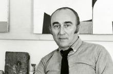 Γιάννης Μόραλης: Στο εργαστήριό του με τα έργα του Το κορίτσι που ζωγραφίζει (1971) και Θησείον Α (1963), Αθήνα 1975 περ.