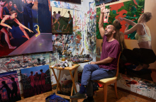 Ο ζωγράφος Θοδωρής Μπαργιώτας στο εργαστήριό του