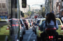 Αυτοκίνητα σε ουρά στο κέντρο της Αθήνας