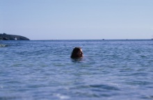 Συνέντευξη Tom Adams: Ο βρετανός τραγουδοποιός μιλάει για το νέο του άλμπουμ «Beside The Analogue Sea», τις μετακομίσεις και τα επόμενα μουσικά βήματά του.