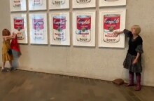 Ακτιβίστριες κόλλησαν το χέρι τους σε πίνακα του Άντι Γουόρχολ στην Εθνική Πινακοθήκη της Αυστραλίας