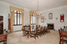 Άποψη της έκθεσης "Μοιραίοι σύντροφοι, ανυπόστατοι ίσκιοι" στην Ελληνική Κατοικία στο Λονδίνο