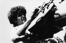 Ο μουσικός, δημοσιογράφος και φωτογράφος Γιάννης Ντρενογιάννης απαντά σε 33 ερωτήσεις για την Αθήνα