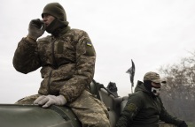 Χιλιάδες Ουκρανοί στους δρόμους της Χερσώνας υποδέχθηκαν με αγκαλιές και κλάματα την αποχώρηση των ρωσικών δυνάμεων - Τερματίστηκε η οκτάμηνη κατοχή.  