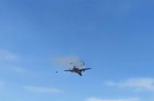 Η στιγμή που δύο αεροπλάνα συγκρούονται στον αέρα