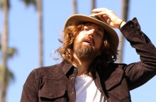 Συνέντευξη Jonathan Jeremiah: Ο βρετανός τραγουδοποιός μιλάει στην ATHENS VOICE για το νέο του άλμπουμ «Horsepower For The Streets», τη μουσική και τη ζωή του