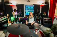 Επίσκεψη στα Devasoundz Studios: Ο μουσικός παραγωγός Fotis Benardo μιλά για τη διαδικασία ηχογράφησης, την παραγωγή και την ολοκλήρωση ενός άλμπουμ. 