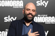 Στο στόχαστρο της Ιταλίδας πρωθυπουργού Τζόρτζια Μελόνι ο συγγραφέας του «Γόμορρα», Ρομπέρτο Σαβιάνο - Θα δικαστεί για συκοφαντική δυσφήμιση.