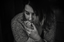 Ασπρόμαυρη φωτογραφία με γυναίκα που τρώει τα νύχια της από το Στρες