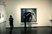 Η στιγμή που ακτιβιστές πετούν μαύρο υγρό σε πίνακα του Γκούσταφ Κλιμτ © Twitter