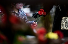 Πολυτεχνείο - Παιδί με λουλούδι τιμά την επέτειο εξέγερσης