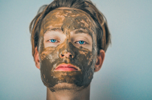 Άντρας που κάνει μάσκα ομορφιάς