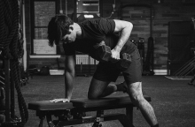 Άντρας που κάνει γυμναστική