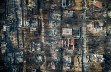 Καμένα σπίτια μετά τη φωτιά στο Μάτι