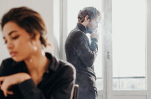 Ζευγάρι τσακώνεται και ο άντρας καπνίζει