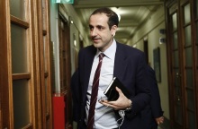 Αναβολή της δίκης για το 2024 κέρδισαν οι δημοσιογράφοι που κατηγορούνται για ηθική βλάβη από τον πρώην γ.γ. του πρωθυπουργού, Γρηγόρη Δημητριάδη.