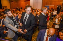 Έλον Μασκ: Ο πολυδισεκατομμυριούχος νέος ιδιοκτήτης του Twitter απαιτεί εξαντλητικά ωράρια από τους εργαζόμενους για να μην προχωρήσει σε νέες απολύσεις.