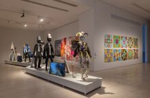 Άποψη εγκατάστασης της έκθεσης Statecraft: Διαμορφώνοντας το Κράτος, Ελένη Καμμά, Casting Call [Ανοιχτή οντισιόν], 2017-, Navine G. Dossos, No Such Organisation (Δεν υπάρχει τέτοιος οργανισμός), 2018-2020