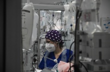 Νοσηλεύτρια σε Μονάδα Εντατικής Θεραπείας νοσοκομείου