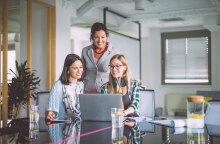 Γυναίκες κοιτάζουν λαπτοπ